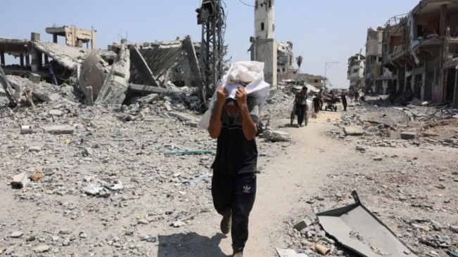 Warga Palestina terlihat membawa bantuan kemanusian. [X]